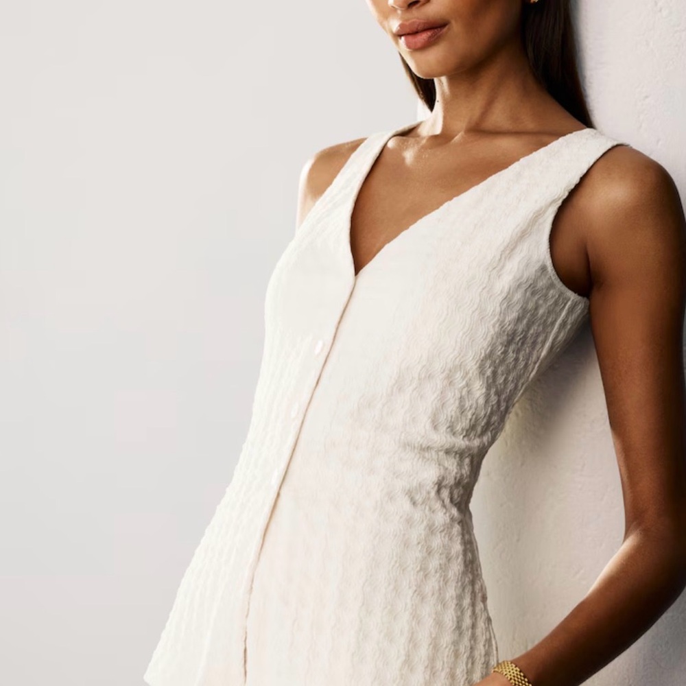 NWT Dynamite Textured V-Neck Flyaway Vest in Beige